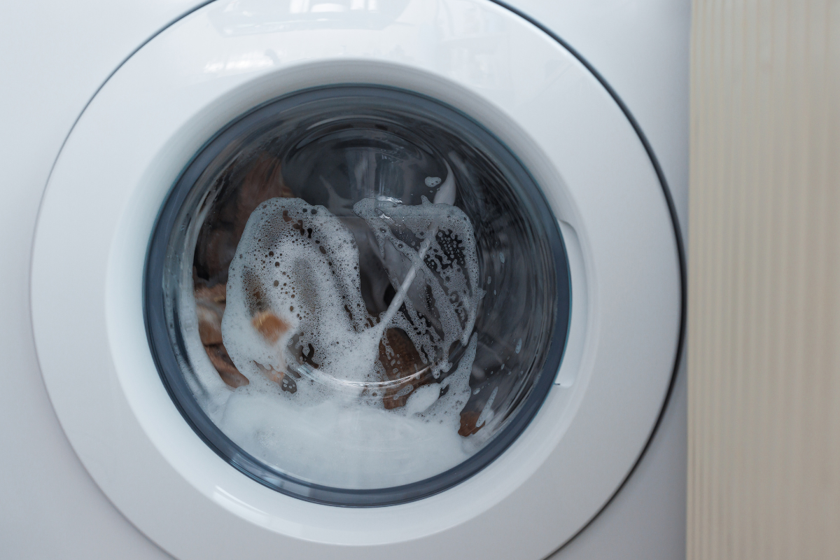 mencuci di mesin cuci