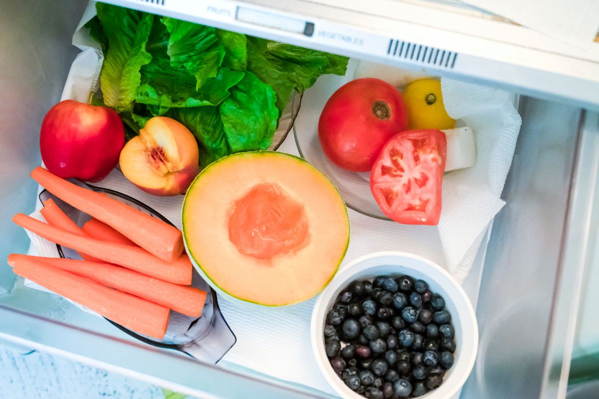 sayur dan buah di chiller kulkas