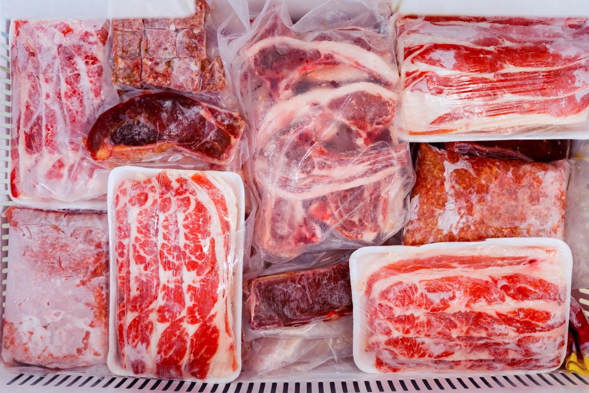 daging sapi beku di kulkas/freezer