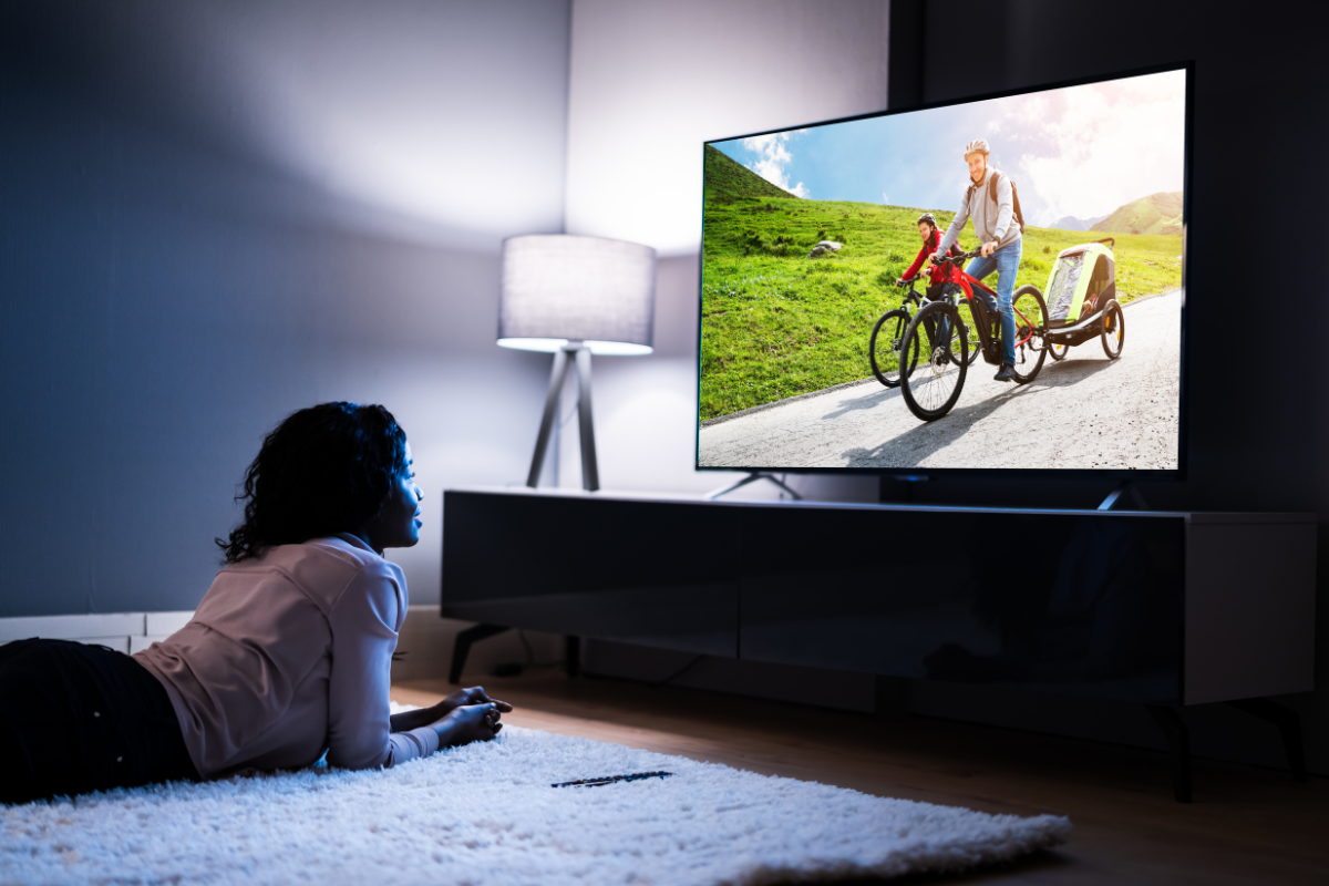 perempuan menonton tv digital