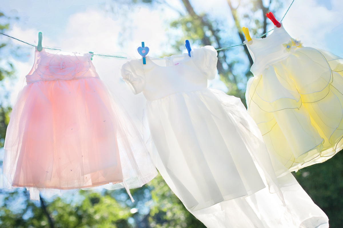 menjemur pakaian anak