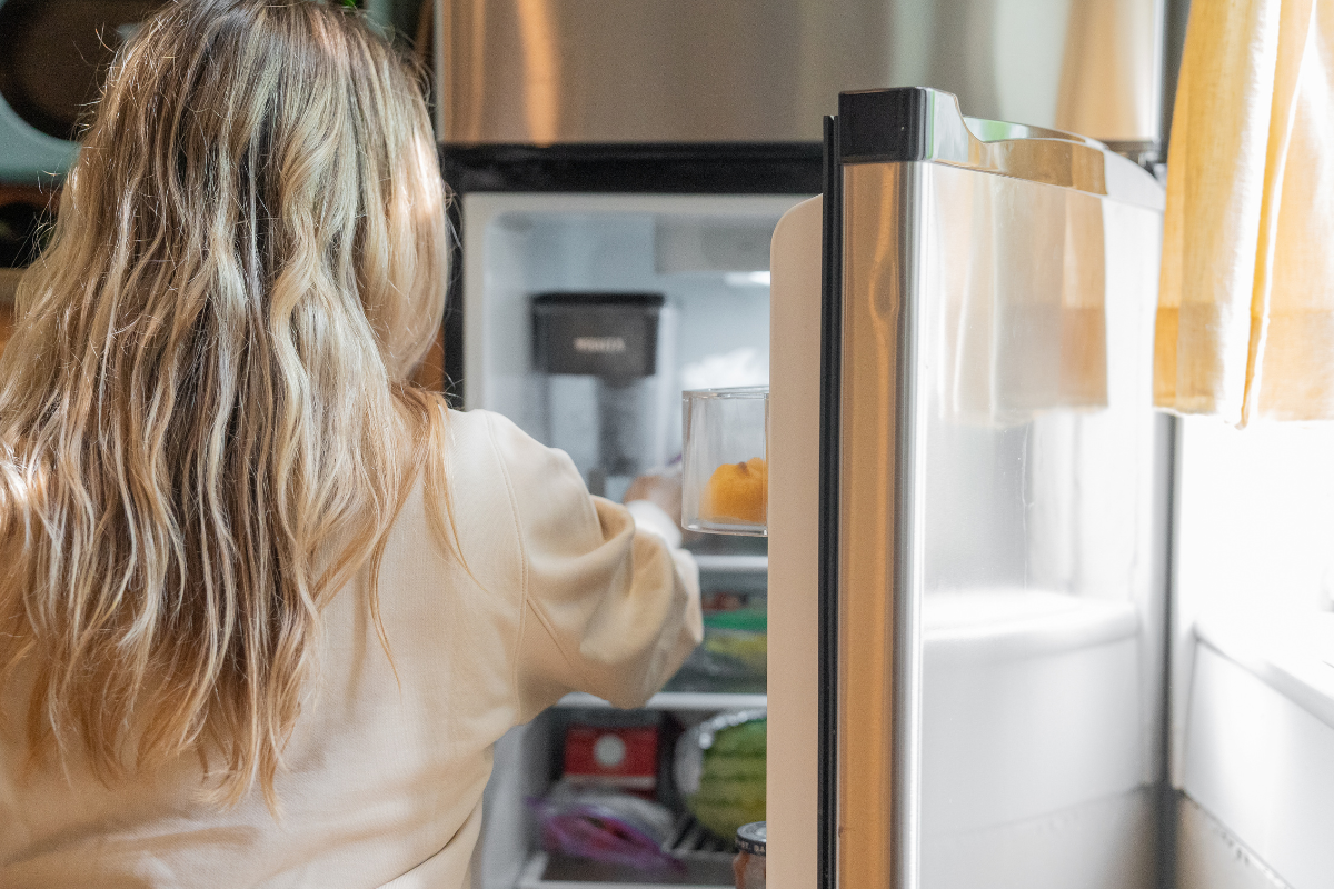 perempuan membuka kulkas