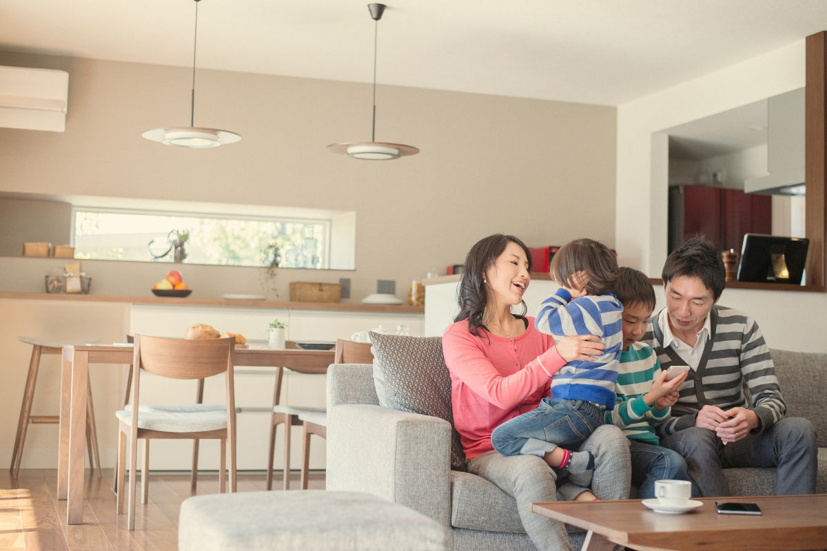 family gathering di ruang tamu