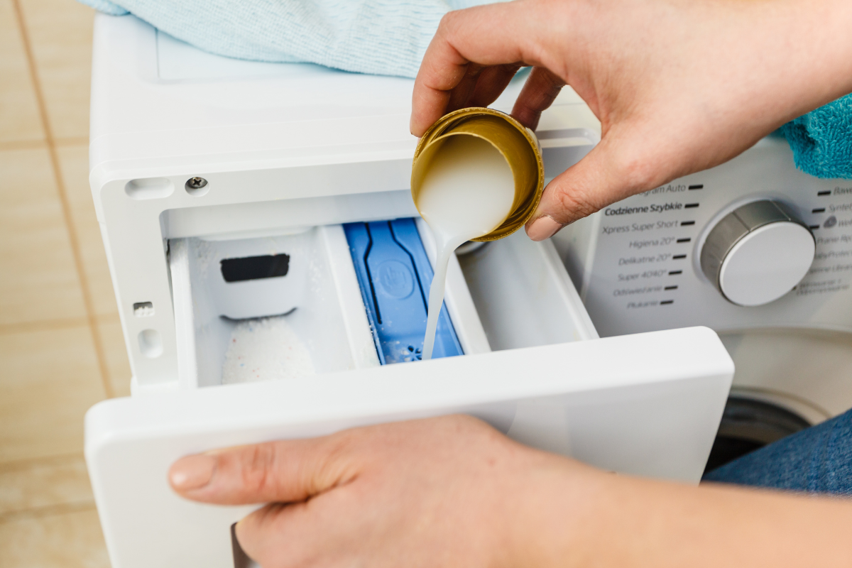 memasukkan deterjen mesin cuci