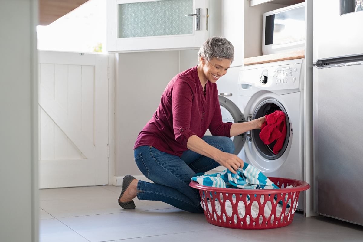 mencuci pakaian di mesin cuci