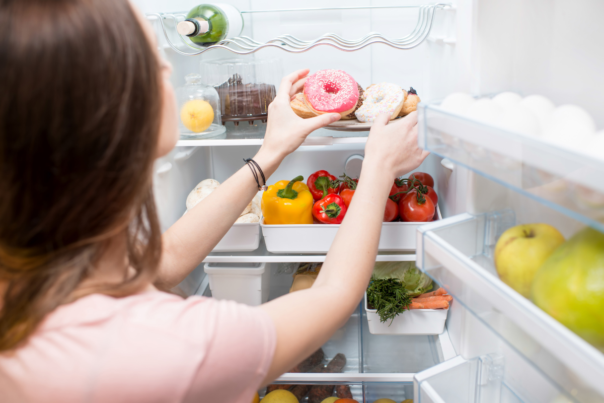 kulkas dibuka berisi buah dan sayur