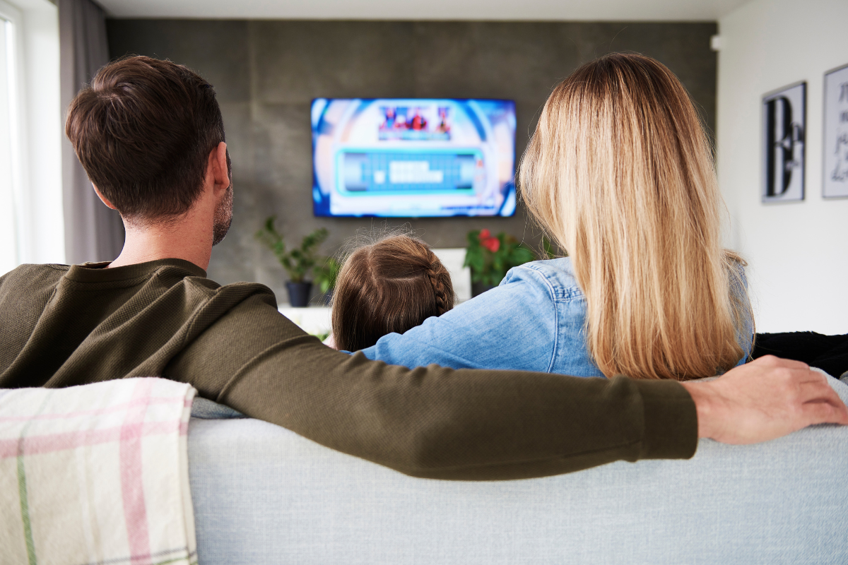 menonton tv bersama keluarga