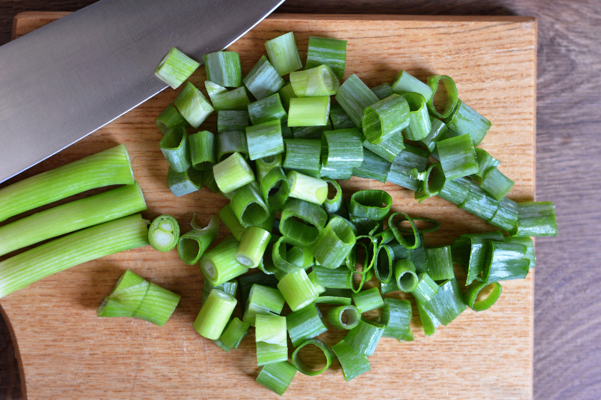 daun bawang dipotong