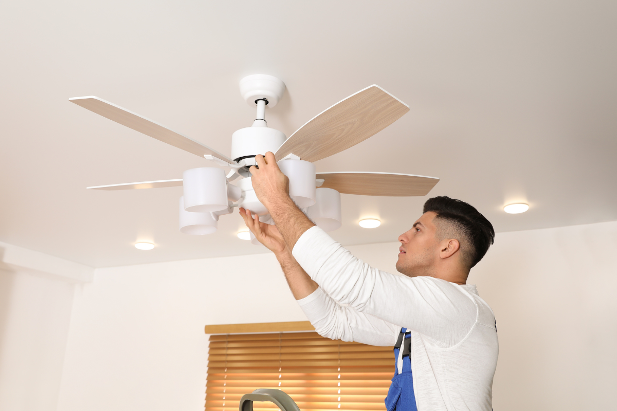 laki-laki memasang kipas