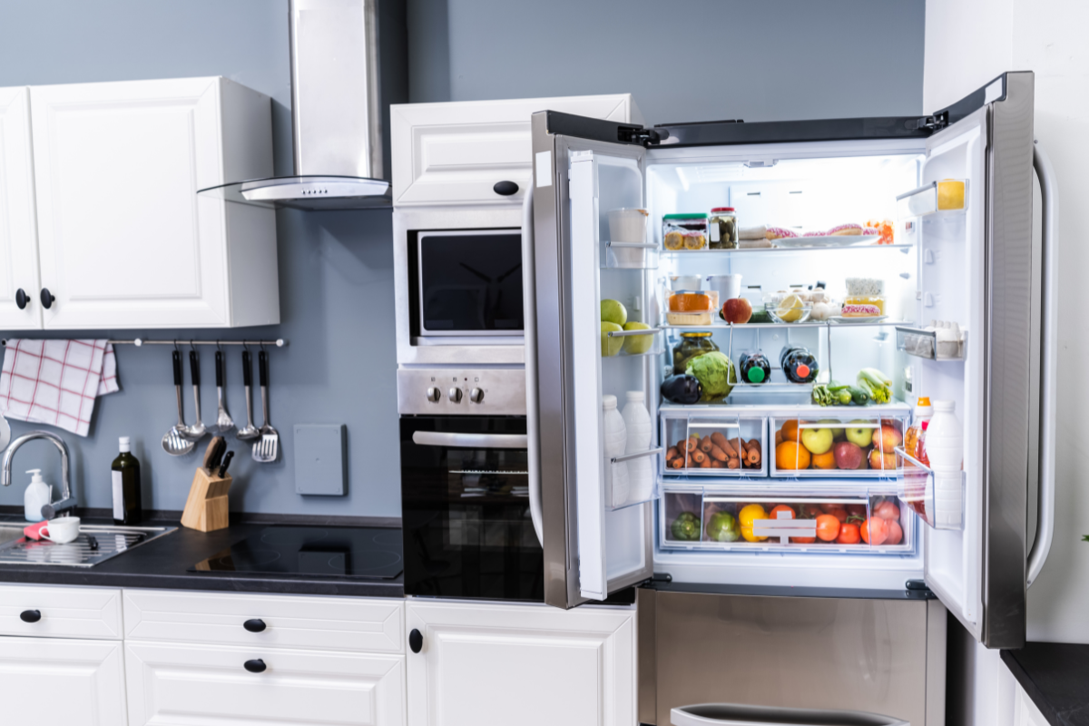 kulkas dibuka di dapur