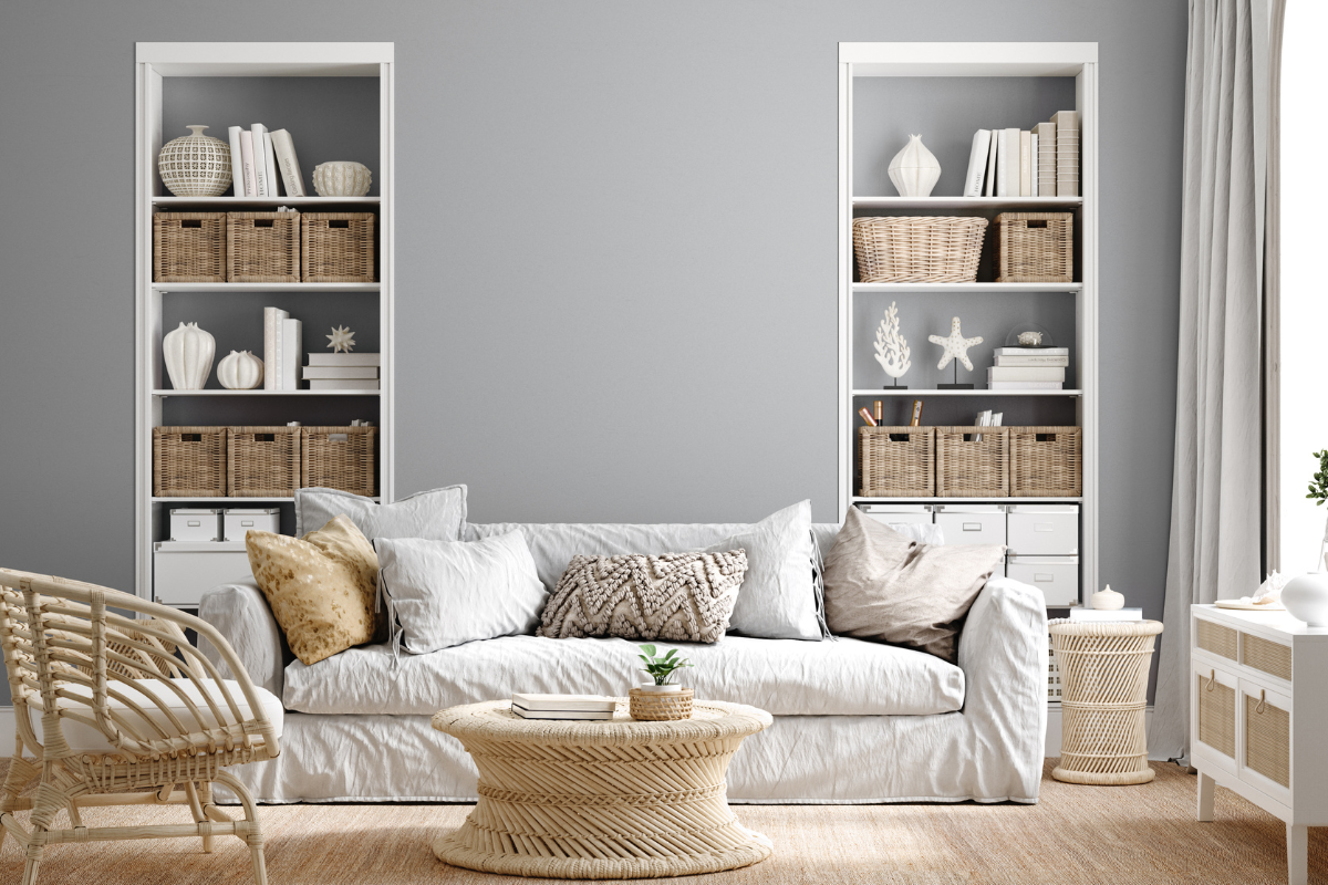 ruang tamu dengan cat abu-abu